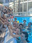 30. im Pool unseres Hotels geht die -after work-party los 